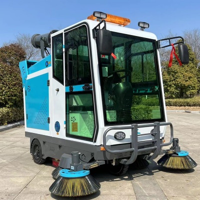 Operating instructions and maintenance precautions for the ride-on sweeper.